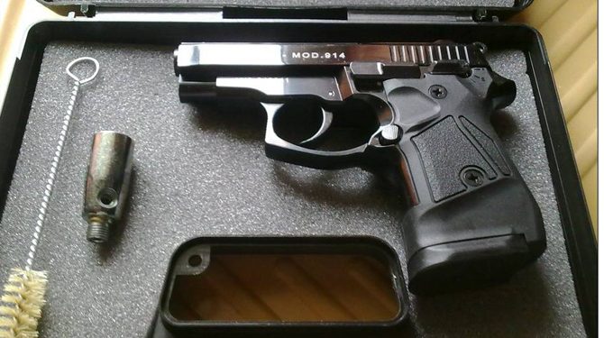Şi-a cumpărat pistol cu banii din vânzarea etnobotanicelor. Îl ţinea ascuns în coteţul găinilor