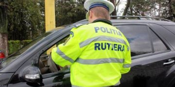 1000 de euro, mită pentru poliţist. Suspectul a fost denunţat de ofiţerul pe care încerca să-l corupă