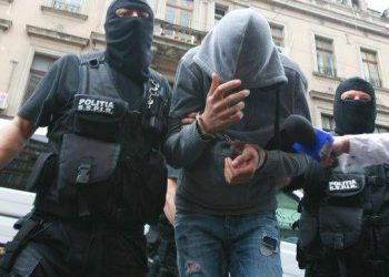 Aproape 500.000 de euro, „profitul” unui proxenet care ducea fete în Irlanda şi Italia