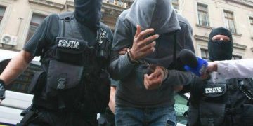 Aproape 500.000 de euro, „profitul” unui proxenet care ducea fete în Irlanda şi Italia