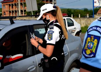 Sute de amenzi pentru nerespectarea normelor de protecție anti-COVID în baruri și cluburi, pe plaje și terase