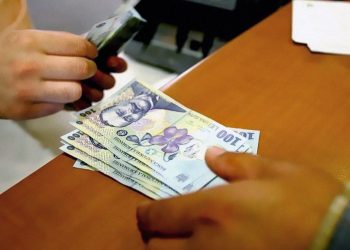 Salariul mediu brut a scăzut cu 185 de lei în aprilie, prima lună de blocaj complet