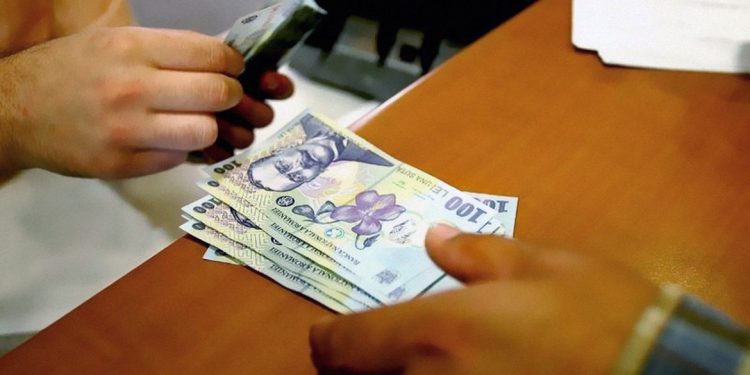 Salariul mediu brut a scăzut cu 185 de lei în aprilie, prima lună de blocaj complet