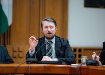 Prioritate la trecerea graniţelor pentru lucrătorii transfrontalieri, cerută printr-o iniţiativă a deputatului UDMR Szabó Ödön