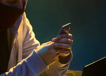 Trei minori, cercetaţi pentru ameninţări teroriste. Ce stratagemă foloseau ca să nu fie identificaţi
