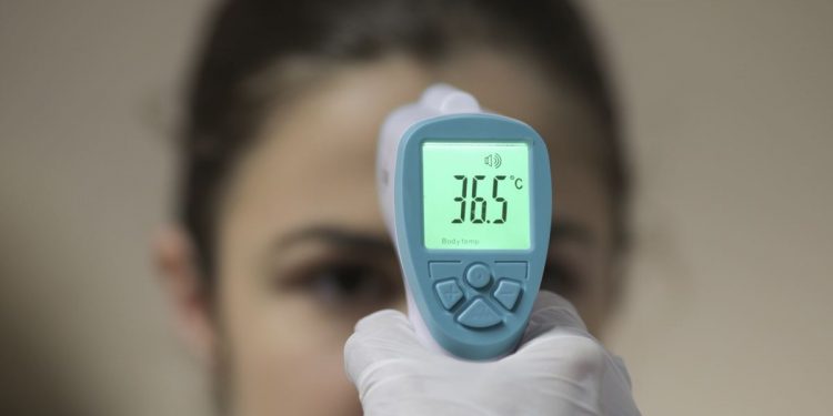 Avocatul Poporului recomandă primirea elevilor cu temperatura peste 37,3 C la Evaluarea Naţională şi la Bacalaureat