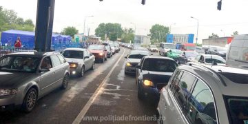 Aglomeraţie la frontiera cu Ungaria, după eliminarea izolării pentru cei ce vin din zonele verzi. Cât durează aşteptarea în vămi?