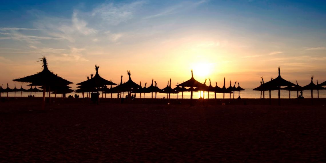 La mare, la soare, droguri și jocuri de noroc