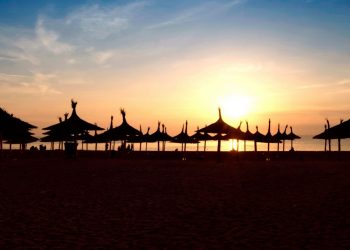 La mare, la soare, droguri și jocuri de noroc