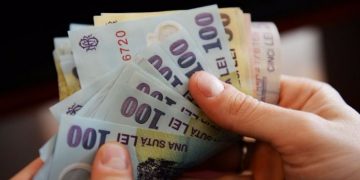 Mâncarea, serviciile şi impozitele „taie” 85% din veniturile românilor. Câţi bani câştigă, lunar, o familie