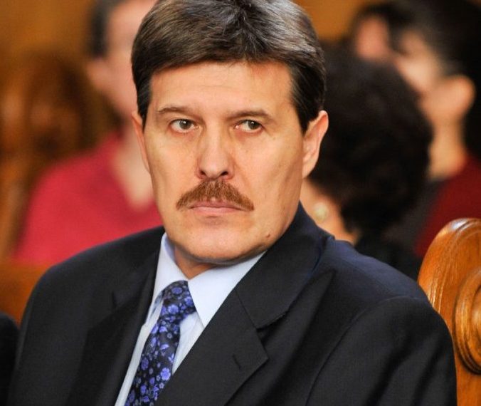 Judecător militar, trecut direct în retragere prin decret prezidențial. Cezarian Buga era general-locotenent cu trei stele