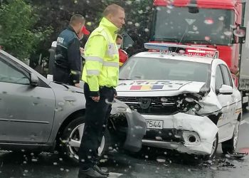 Polițist rănit în timp ce se îndrepta spre un accident. Autospeciala în care se afla, lovită de o altă mașină, lângă Oradea, pe DN79