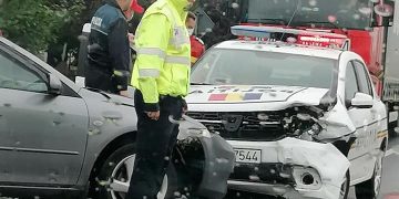 Polițist rănit în timp ce se îndrepta spre un accident. Autospeciala în care se afla, lovită de o altă mașină, lângă Oradea, pe DN79