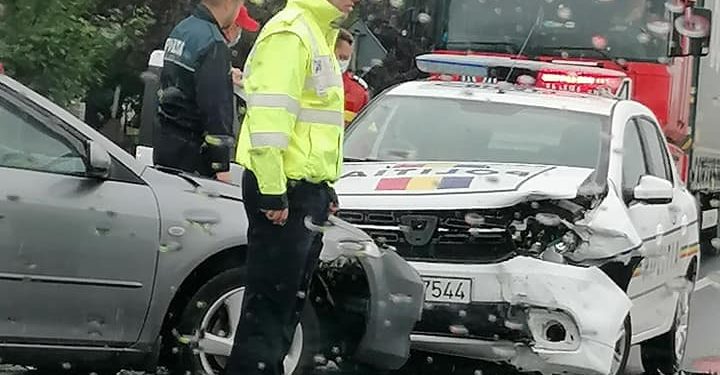 Polițist rănit în timp ce se îndrepta spre un accident. Autospeciala în care se afla, lovită de o altă mașină, lângă Oradea, pe DN79