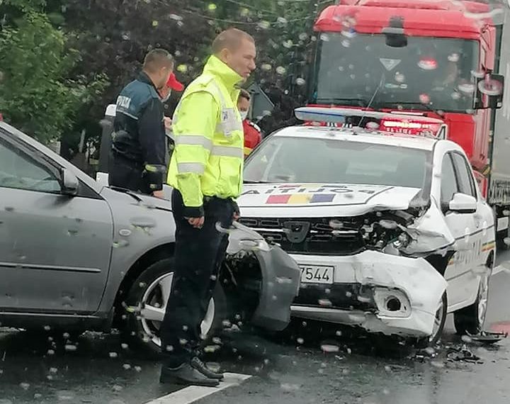Polițist rănit în timp ce se îndrepta spre un accident. Autospeciala în care se afla, lovită de o altă mașină, lângă Oradea, pe DN79
