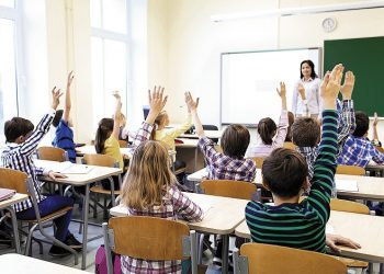 Guvernul, obligat să dubleze alocațiile copiilor de la 1 august. CCR a respins obiecția Executivului