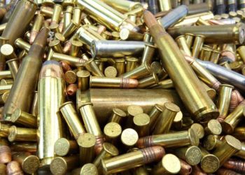 Scade limita vârstei de pensionare pentru angajaţii din industria de armament