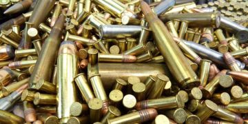 Scade limita vârstei de pensionare pentru angajaţii din industria de armament