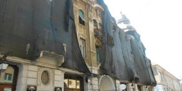 Reparațiile la clădirile istorice în care funcționează unități medicale sau școli, fără autorizaţie de construire