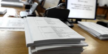 10.800 de euro, daune morale pentru un procuror pentru că a lucrat într-un birou supraaglomerat