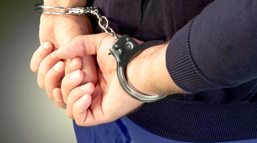 I-a dat poliţistului în cap