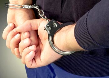 I-a dat poliţistului în cap