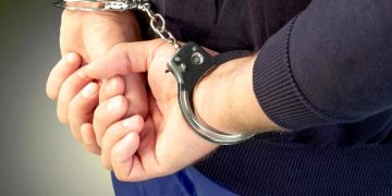 I-a dat poliţistului în cap