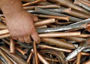 Hoți cu ”onoare” | Au adus înapoi dubița cu care au furat trei tone de cupru de la o firmă din Bihor