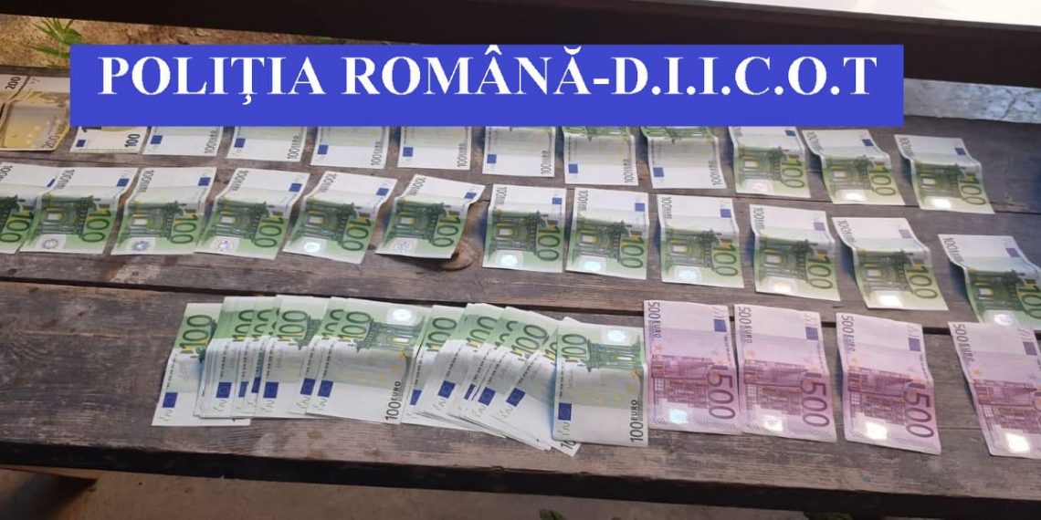 Percheziții la suspecți de trafic de droguri. Polițiștii au găsit canabis, bani și mai multe arme