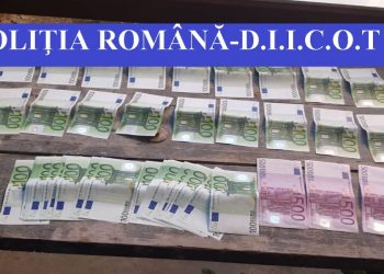 Percheziții la suspecți de trafic de droguri. Polițiștii au găsit canabis, bani și mai multe arme