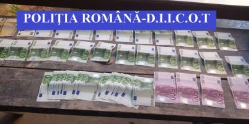 Percheziții la suspecți de trafic de droguri. Polițiștii au găsit canabis, bani și mai multe arme