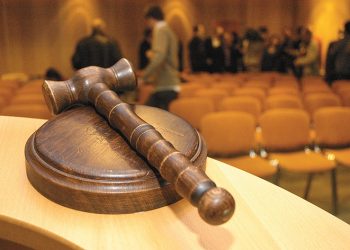 Doi avocați și un executor judecătoresc, trimiși în judecată pentru implicare în deturnarea unor licitații. Prejudiciul depășește 2,7 milioane de euro