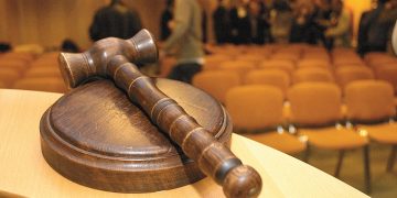 Doi avocați și un executor judecătoresc, trimiși în judecată pentru implicare în deturnarea unor licitații. Prejudiciul depășește 2,7 milioane de euro