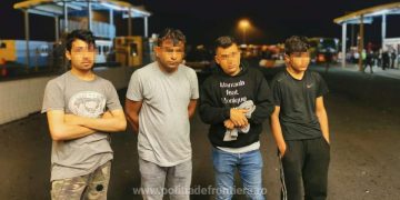 16 sirieni și afgani, descoperiți la granița cu Ungaria, printre canapele încărcate în două camioane