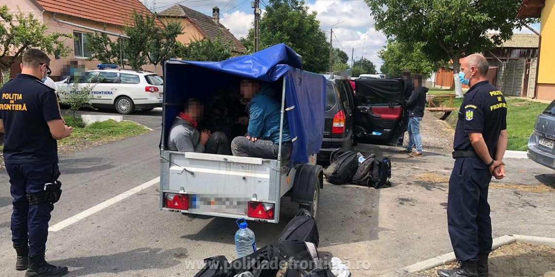VIDEO. Migranți transportați cu remorca, spre frontieră. Alți transfugi își așteptau rândul într-un imobil închiriat
