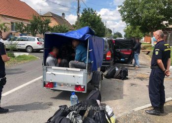VIDEO. Migranți transportați cu remorca, spre frontieră. Alți transfugi își așteptau rândul într-un imobil închiriat