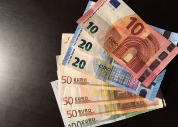 Polițist abordat în trafic și momit cu 300 de euro pentru a scăpa un șofer de dosar penal