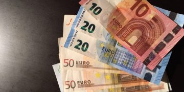 Polițist abordat în trafic și momit cu 300 de euro pentru a scăpa un șofer de dosar penal