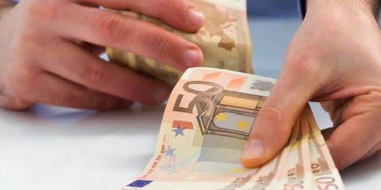 Fals procuror, reținut de DNA. A primit 11.000 de euro ca să intervină în două dosare