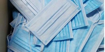 Legea celor 30 de măști acordate gratuit, în fiecare lună, persoanelor vulnerabile intră în vigoare azi