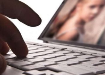 Peste 1000 de fetițe, abordate online de un pedofil român care le cerea fotografii pornografice