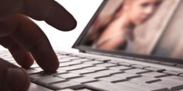 Peste 1000 de fetițe, abordate online de un pedofil român care le cerea fotografii pornografice