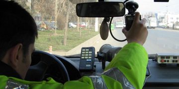 Șase polițiști, arestați pentru că ar fi primit bani și chiar brad de Crăciun ca să-i ierte pe vitezomani