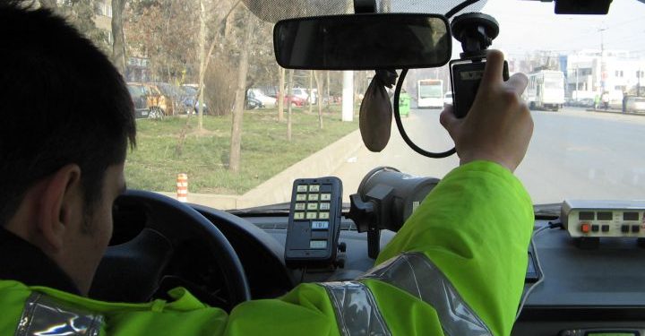 Șase polițiști, arestați pentru că ar fi primit bani și chiar brad de Crăciun ca să-i ierte pe vitezomani