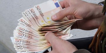 O fostă consilieră a ministrul Transporturilor, acuzată că a intermediat ”comisioane” de 2 milioane de euro