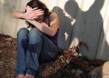 Fetiță de 7 ani, vândută de propria mamă unui proxenet care a abuzat-o. Vândută și ea, sora copilei a fost obligată să se prostitueze