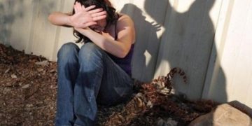 Fetiță de 7 ani, vândută de propria mamă unui proxenet care a abuzat-o. Vândută și ea, sora copilei a fost obligată să se prostitueze