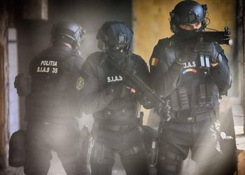 VIDEO | Polițiști atacați cu TOPORUL. Agresorul a fost împușcat de ”mascați”