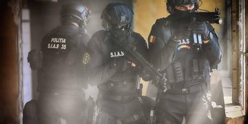 VIDEO | Polițiști atacați cu TOPORUL. Agresorul a fost împușcat de ”mascați”