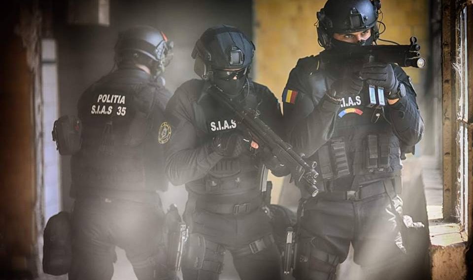 VIDEO | Polițiști atacați cu TOPORUL. Agresorul a fost împușcat de ”mascați”